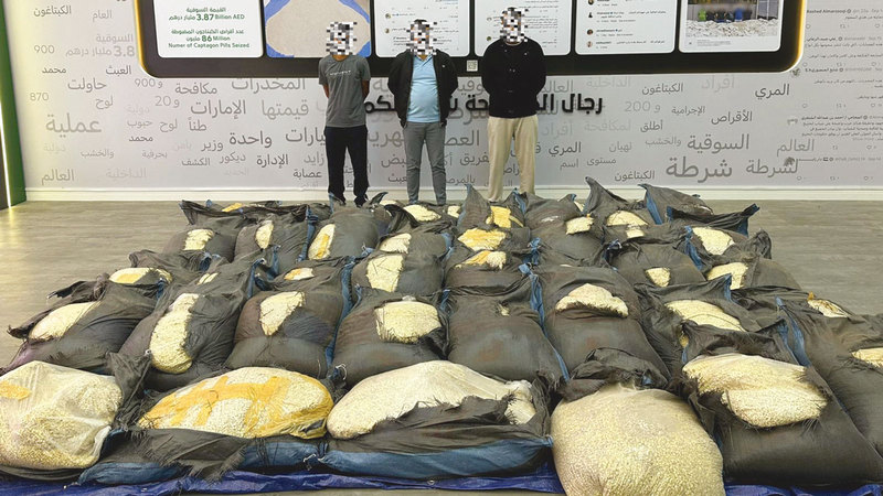 إسقاط شبكة تهريب مخدرات دولية وضبط 14 مليون قرص كبتاغون إسقاط شبكة تهريب مخدرات دولية وضبط 14 مليون قرص كبتاغون