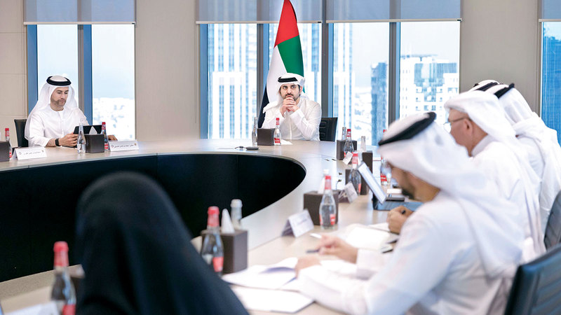 مكتوم بن محمد يوجّه «الاتحادية للضرائب» بالتوسُّع في تقنيات الذكاء الاصطناعي