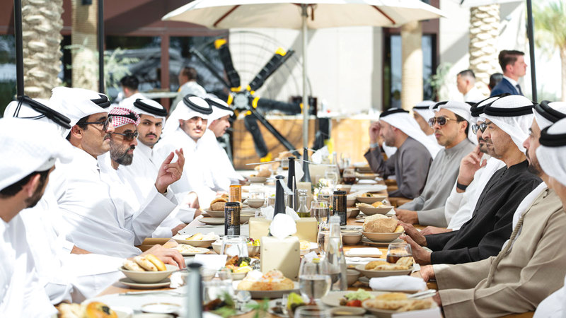 محمد بن زايد خلال لقائه تميم بن حمد. وام