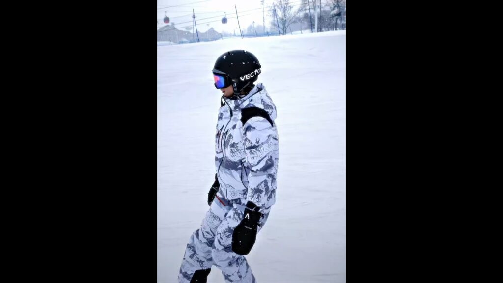 🤣⛄ لحظةٌ مضحكة: وسيمٌ يقعُ أثناء التزلّج#ShineOnMe #SongWeilong #ZhaoJinmai #骄阳似我