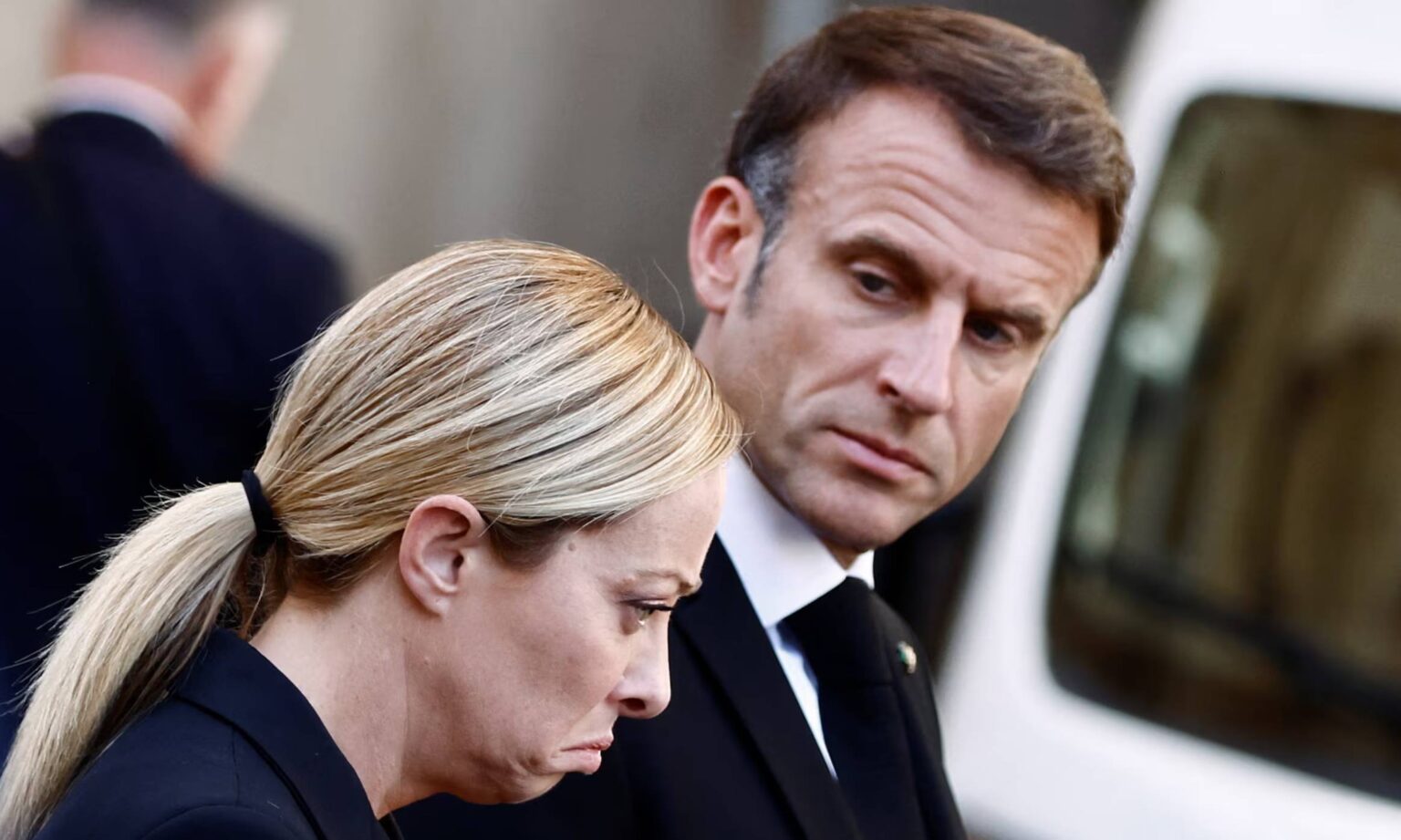 تصعيد فرنسي إيطالي.. ماكرون لميلوني: ابقِ في المنزل