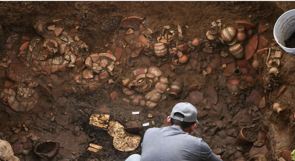 العثور على "كنز" من الذهب داخل قبر عمره ألف عام
