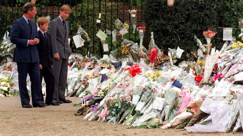 شقيق ملك بريطانيا يضع «الأسرة الملكية» في أصعب أزمة منذ 1936