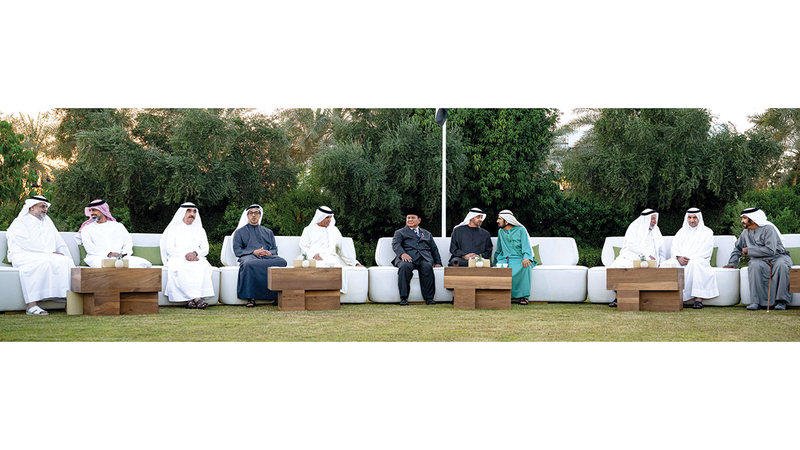 رئيس الدولة خلال استقباله محمد بن راشد وسلطان القاسمي وحمد الشرقي وسعود المعلا وسعود القاسمي بحضور رئيس إندونيسيا ومنصور بن زايد. وام