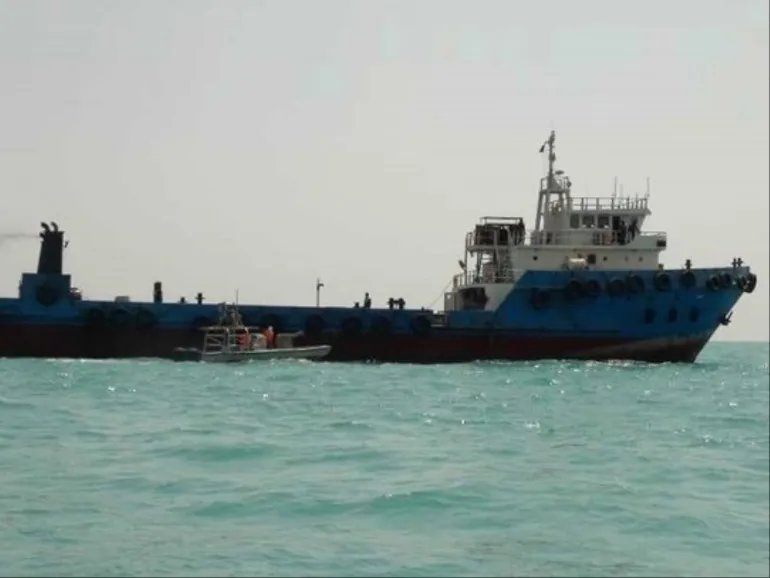 ناقلة نفط أوقفها الحرس الثوري بمياه الخليج بتهمة تهريب الخام