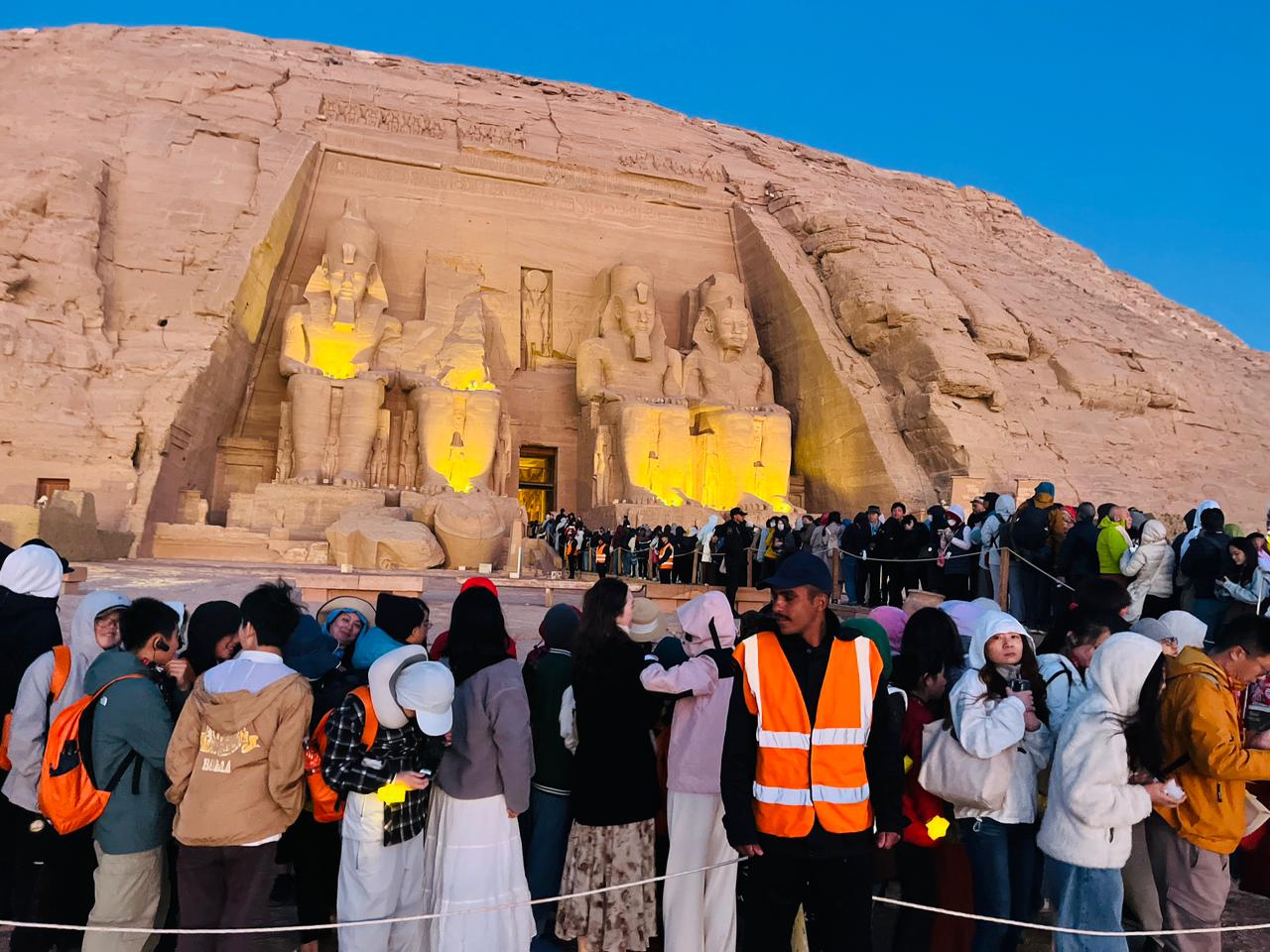 السائحون أمام معبد أبو سمبل لمشاهدة ظاهرة تعامد الشمس