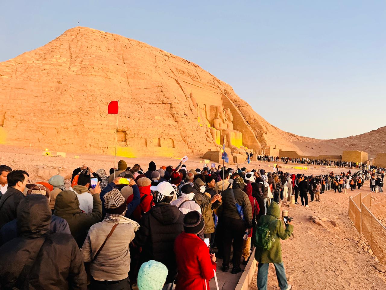 طابور السائحين أمام معبد أبو سمبل