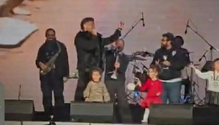 أبناء أحمد سعد يخطفون الأنظار بمشاركته أغنية «مكسرات» على المسرح