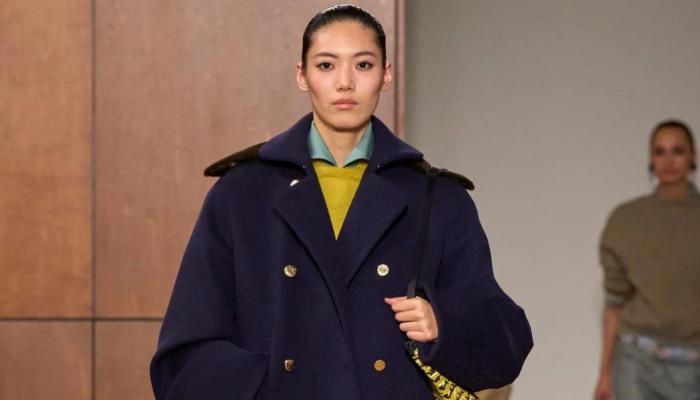 خريف وشتاء 2026-2027 لدار توري بورش.. المخمل المضلع وفساتين تشارلستون