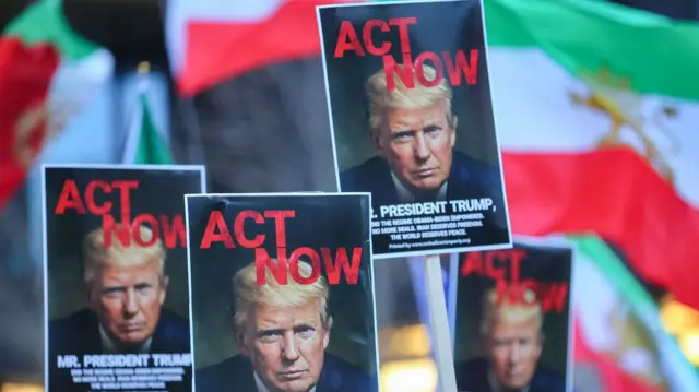 لوّح متظاهرون بأعلام إيرانية تعود لما قبل عام 1979 ولافتات كُتب عليها "تحرّك الآن" للرئيس ترامب خلال مظاهرة. وشارك الناس في مسيرة تضامنية مع المتظاهرين في إيران، الذين تجمعوا أمام السفارة الأمريكية. ويطالب المتظاهرون الحكومتين البريطانية والأمريكية بدعم الإيرانيين في ظل استمرار الاحتجاجات المناهضة للحكومة في جميع أنحاء إيران.