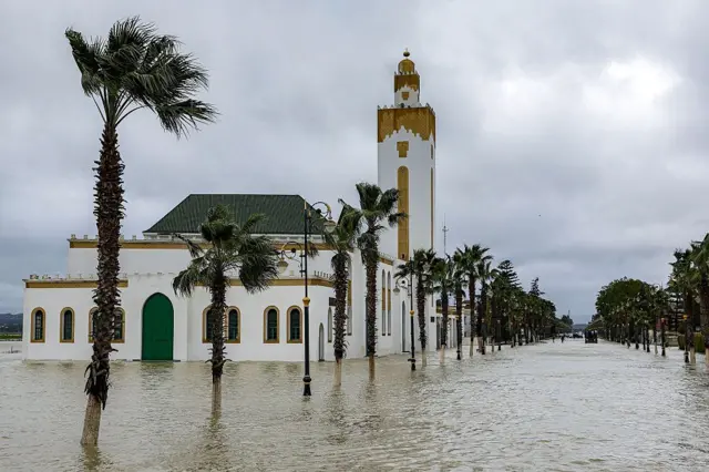 صورة لشارع من مدينة القصر الكبير بالمغرب غارق في مياه الفيضانات