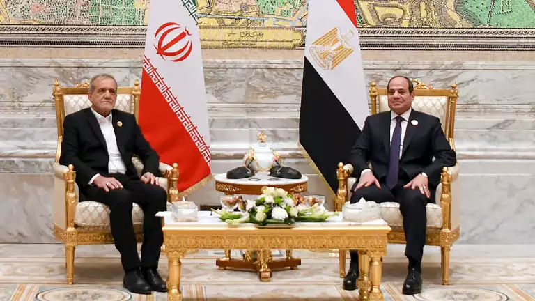 السيسي وبزشكيان يناقشان تصاعدالتوتر وحلول للملف النووي السيسي وبزشكيان يناقشان تصاعدالتوتر وحلول للملف النووي