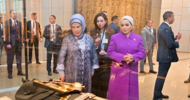 السيدة انتصار السيسى ترافق قرينة الرئيس التركى فى جولة بالمتحف المصرى الكبير.. صور