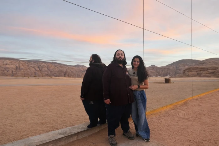 صحيفة المرصد - صورة للملياردير الهندي "أنانت أمباني" وزوجته أثناء زيارتهم للعلا