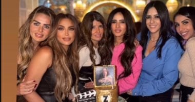 أروع احتفال.. زينة تحتفل بعيد ميلادها مع الأصدقاء "صور"