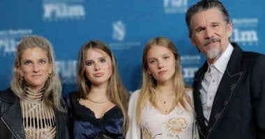 ظهور نادر لابنتى النجم العالمى إيثان هوك خلال تكريمه