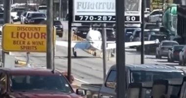 هبوط اضطرارى لطائرة وسط شارع مزدحم بولاية جورجيا.. فيديو