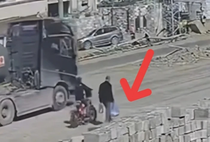 صحيفة المرصد - فيديو يثير غضبًا واسعًا تجاه إسرائيل بعد مقتل مسن مدني يحمل أكياس طعام صادف مروره أثناء تصفية أحد قادة حماس بصاروخ في غزة