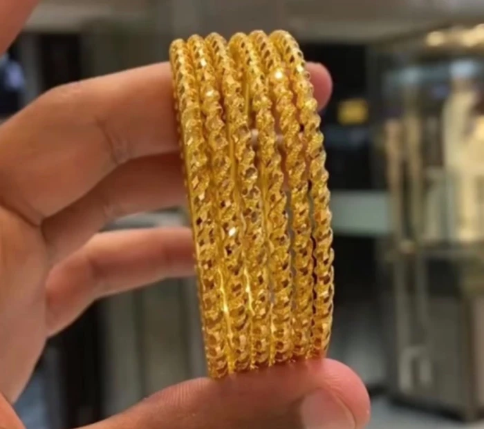 صحيفة المرصد - واقعة غريبة من نوعها في الرياض.. طالب ابتدائي يوزع 6 أساور ذهبية هدايا على زملائه