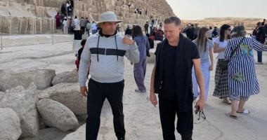 الفنان العالمى براين آدمز وأسرته يزورون منطقة أهرامات الجيزة