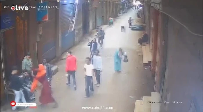 صحيفة المرصد - بالفيديو.. اعتداء سيدات على شاب بالسيوف والعصي أمام أحد المحال في مصر