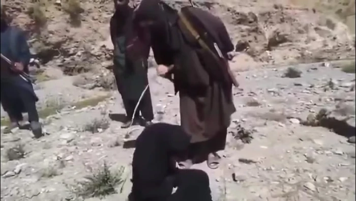 صحيفة المرصد – بالفيديو.. حركة طالبان المتشددة تجلد امرأة في منطقة جبلية بتهمة الزنا ! صحيفة المرصد - بالفيديو.. حركة طالبان المتشددة تجلد امرأة في منطقة جبلية بتهمة الزنا !
