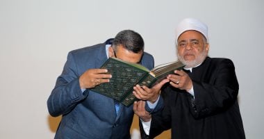 مصحف بماء الذهب هدية شيخ الأزهر لمحافظ قنا تقديرا لمكانة جده الإمام الببلاوى مصحف بماء الذهب هدية شيخ الأزهر لمحافظ قنا تقديرا لمكانة جده الإمام الببلاوى