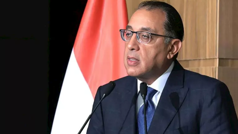 مدبولي: بدء التشغيل التجريبي لإلغاء كارت السفر الورقي مدبولي: بدء التشغيل التجريبي لإلغاء كارت السفر الورقي