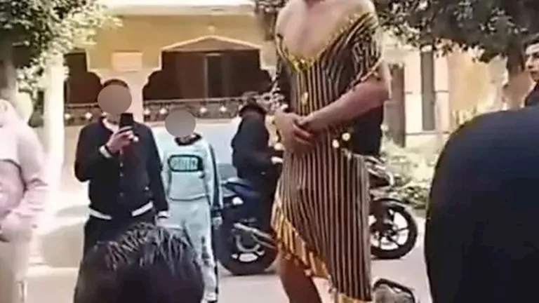 إحالة المتهمين بإجبار شاب على ارتداء ملابس نسائية بميت عاصم للجنايات – إحالة المتهمين بإجبار شاب على ارتداء ملابس نسائية بميت عاصم للجنايات -