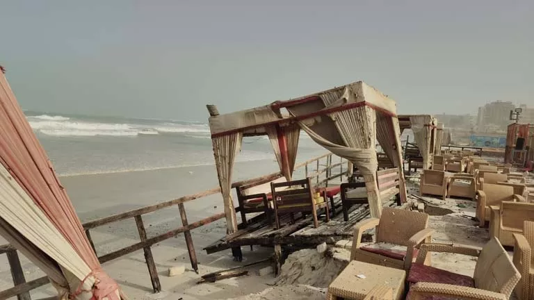 حطمت الزجاج.. لحظة اجتياح أمواج عاتية كافيتريا على كورنيش الإسكندرية -