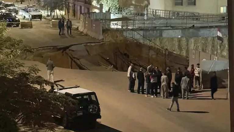 الإسكان تكشف تفاصيل الهبوط الأرضي في محطة وقود بالتجمع الإسكان تكشف تفاصيل الهبوط الأرضي في محطة وقود بالتجمع