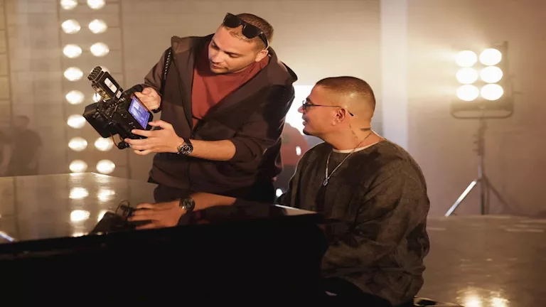 جمع بين الجد والحفيد.. عمرو دياب مع عمر فؤاد المهندس مخرج إعلانه الجدي