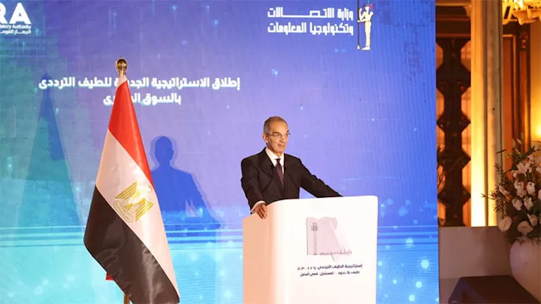 وزير الاتصالات: شركات المحمول ملتزمة بسداد قيمة صفقة السعات الترددية ب