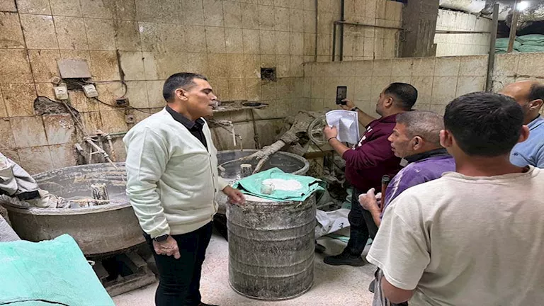 ترضى تاكل بالمنظر ده.. رئيس حي حدائق القبة ينفعل على مسؤول مطعم - (صور