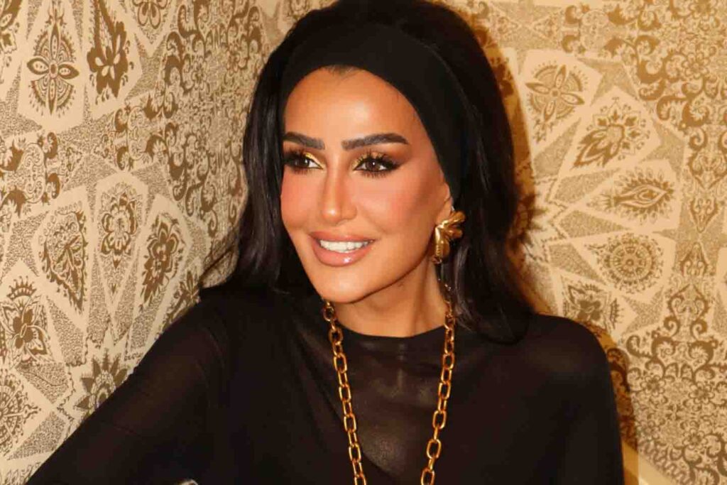 غادة عبد الرازق تُنهي سنوات القطيعة وتواسي مي عمر ومحمد سامي