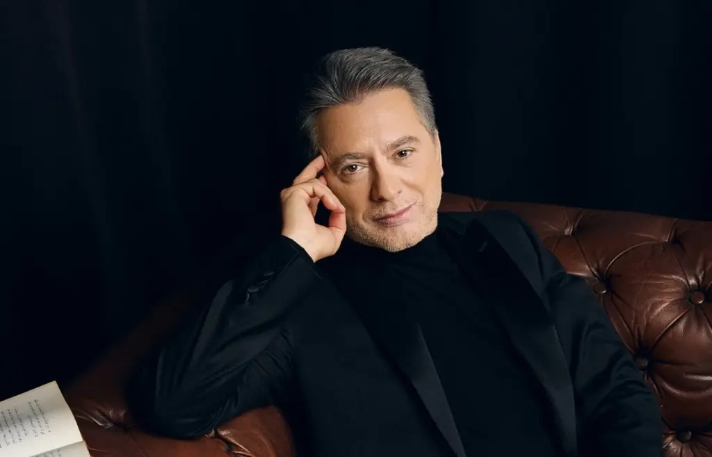 حكاية موسيقي ترجم تجاربه إلى أغاني حب حكاية موسيقي ترجم تجاربه إلى أغاني حب