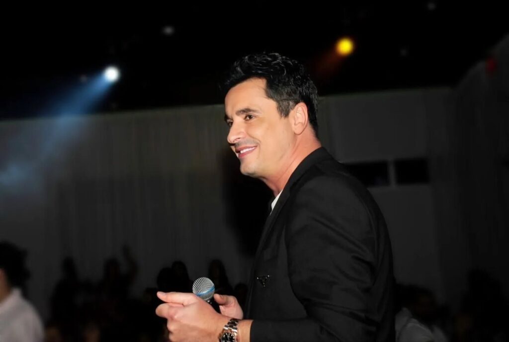 خاص – حكاية كفاح تُوِّجت بالنجاح… هادي خليل ضيفٌ استثنائيّ مع شكران مرتجى، وهذه محطّته الفنيّة المقبلة