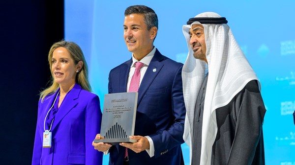 رئيس الدولة يسلم رئيس الباراغواي الجائزة العالمية للحكومات الأكثر تطوراً