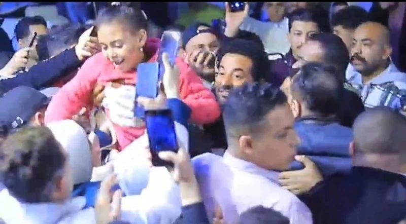 تدافع الجماهير حول الفنان عمرو سعد يعيق حركة المرور.. وقوات الأمن تتدخل – أخبار السعودية تدافع الجماهير حول الفنان عمرو سعد يعيق حركة المرور.. وقوات الأمن تتدخل - أخبار السعودية