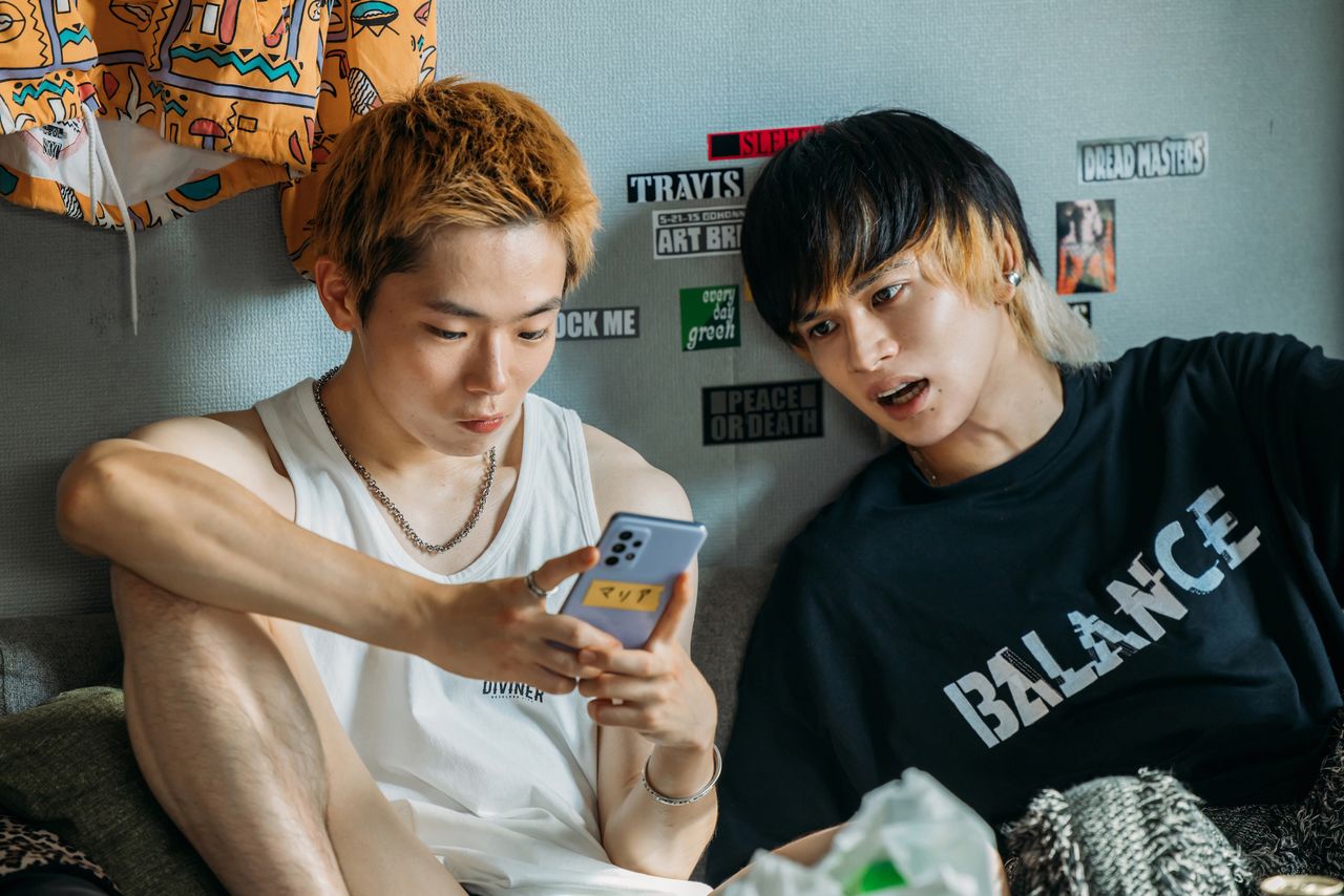 نشأ مامورو، الذي يؤدي دوره هاياشي يوتا، في أسرة مُسيئة. يُعرّفه تاكويا على عالم الجريمة (© 2025 شركاء فيلم هوية الأحمق)