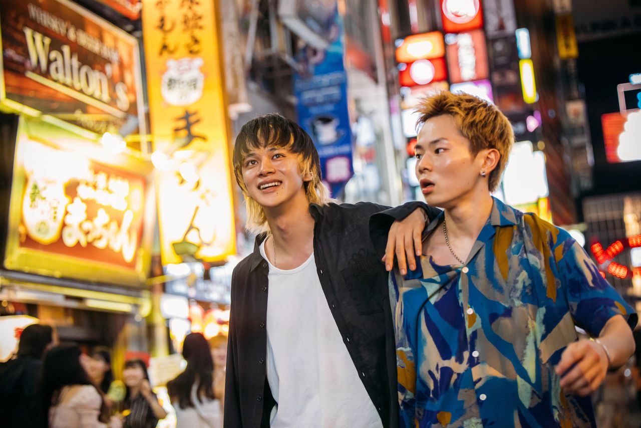 يعامل تاكويا مامورو، الذي لا يملك عائلة، كأخ (© 2025 شركاء فيلم هوية الأحمق)