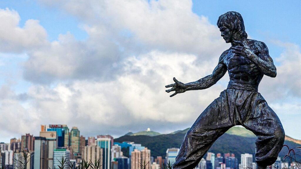 احتضان التنين: لماذا لا يزال بروس لي أيقونة خالدة في اليابان؟