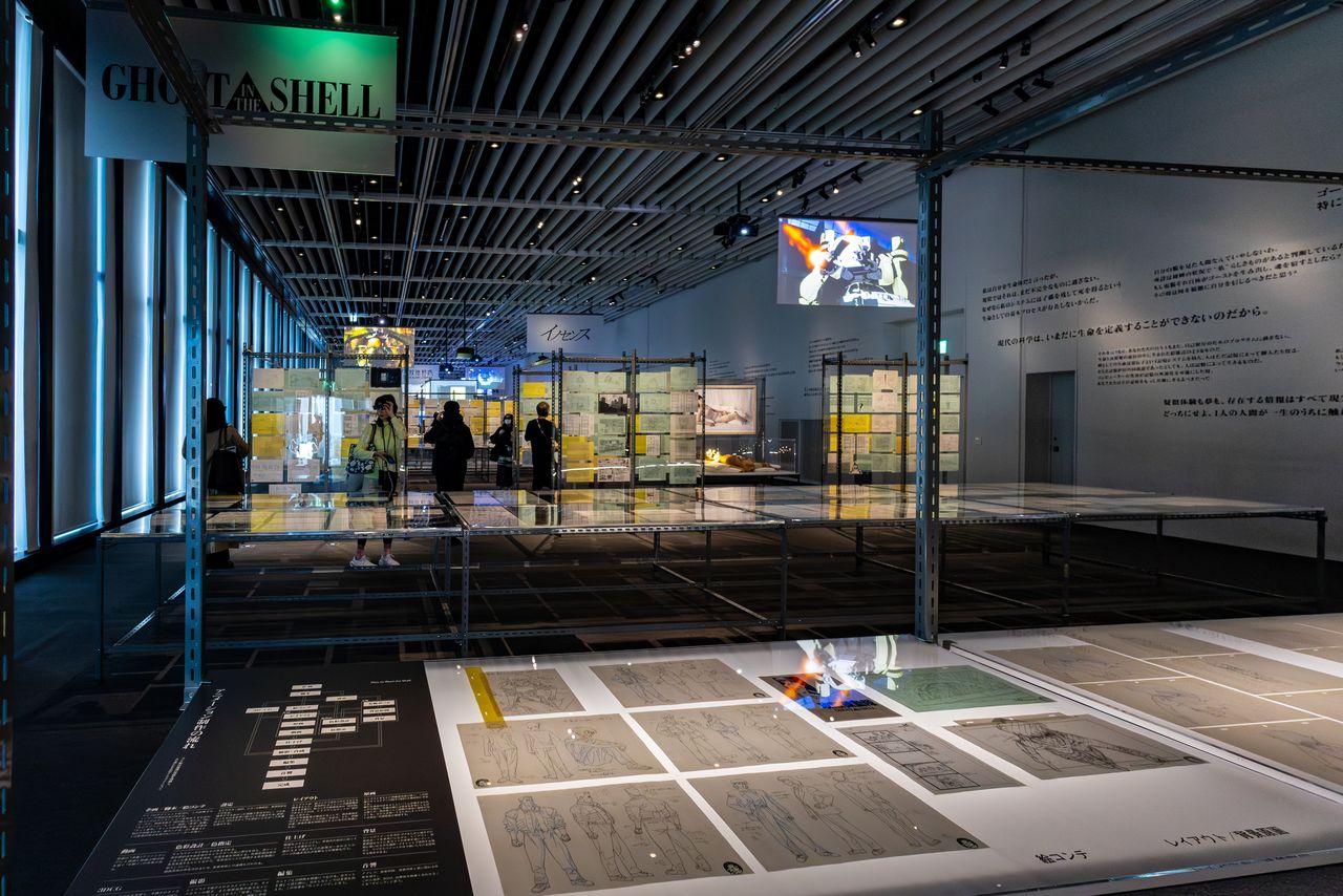 أعمال فنية أصلية، وأوراق (سيلولويد) شفافة للرسوم المتحركة، ولوحات قصصية، ومراجع، ورسومات الخلفيات، بما في ذلك مجموعة واسعة من العناصر التي تُعرض للجمهور لأول مرة. (© Nippon.com)