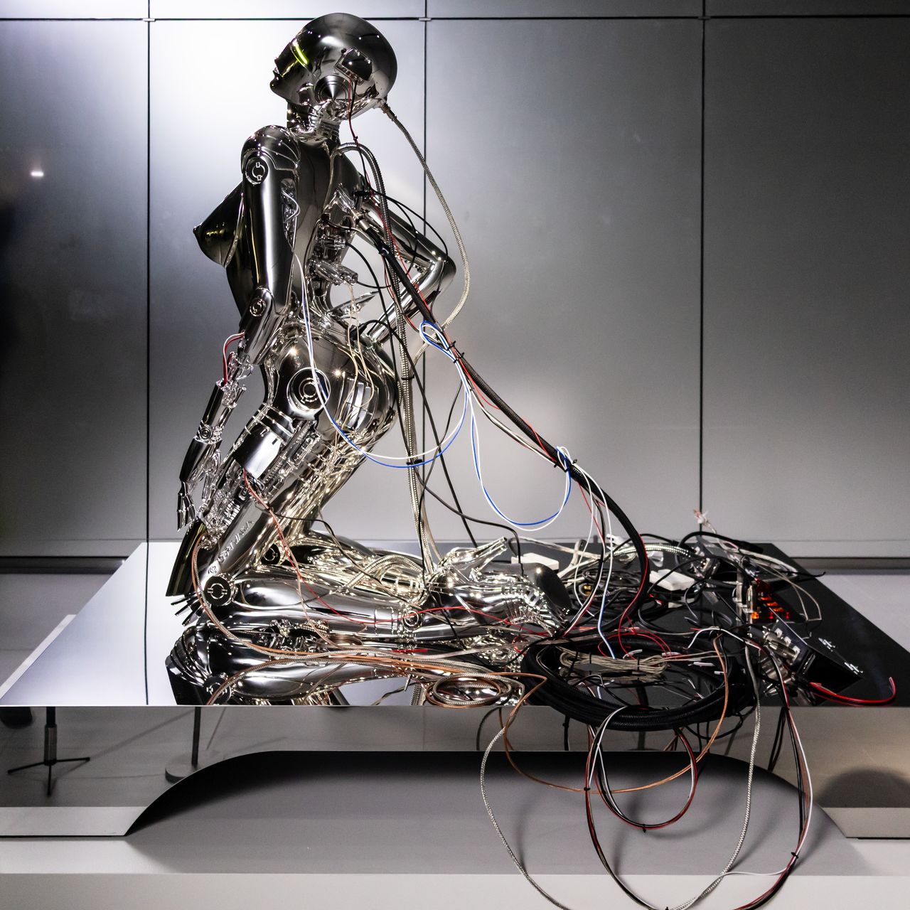 منحوتة جديد من تصميم سوراياما هاجيمي مستوحاة من شخصية كوساناغي موتوكو: الروبوت الجذاب - الشبح في القوقعة، النوع 1. (© سوراياما هاجيمي؛ © نانزوكا؛ © شيرو ماساموني/ كودانشا)