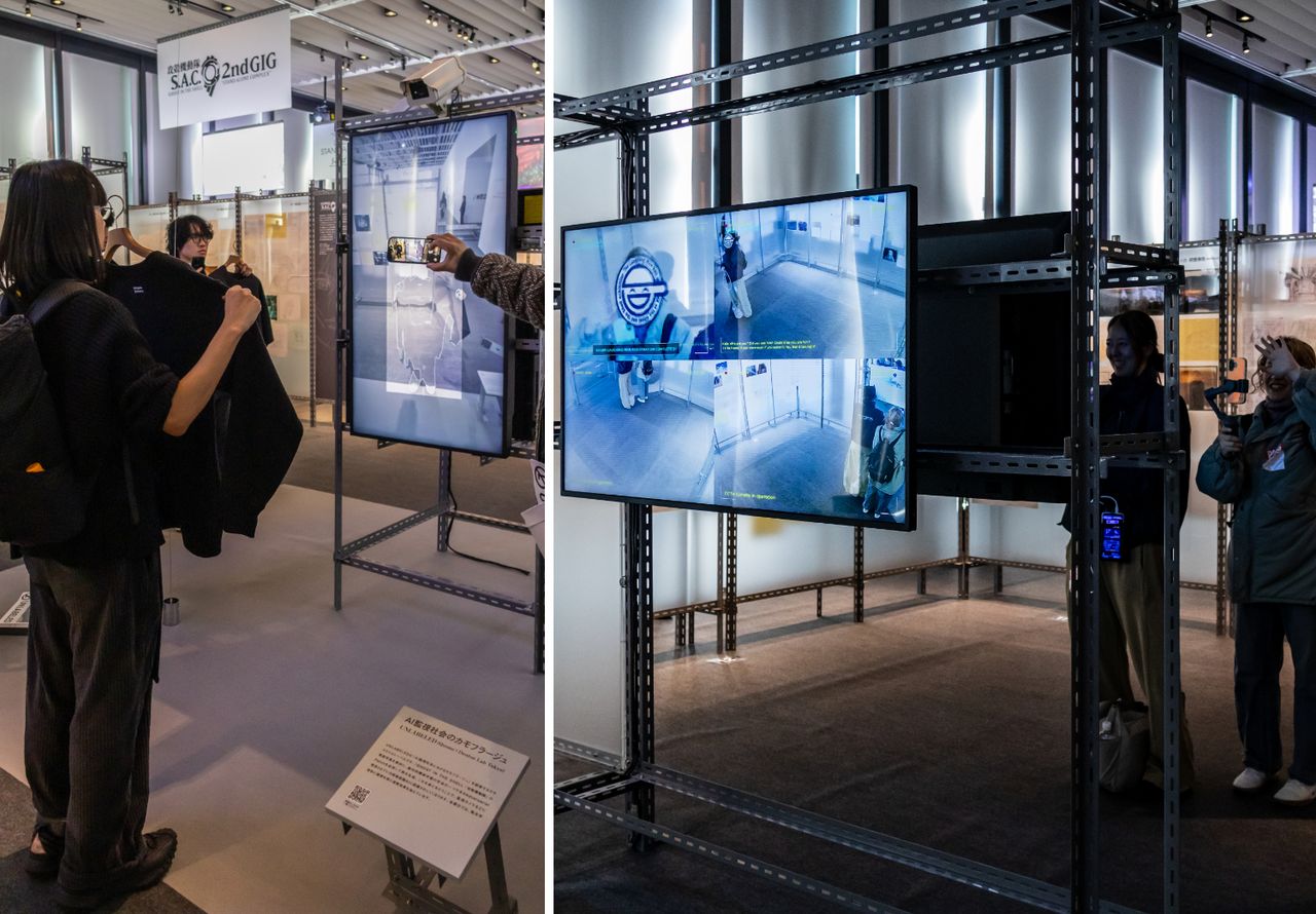 محتوى تفاعلي مستوحى من التقنيات المستقبلية المصورة في الأنيمي، مثل قمصان خاصة لا تتعرف عليها كاميرات المراقبة الذكية، أو تجارب يتم فيها دمج وجه الشخص مع شخصية ”الرجل الضاحك“ في السلسلة. (© Nippon.com)