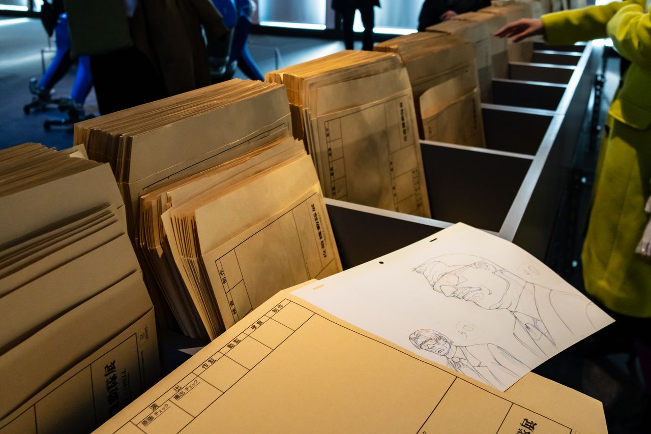 تجربة مدفوعة الأجر، حيث يقوم الزوار بالبحث في مغلفات تحتوي على نسخ من أعمال فنية أصلية، ويمكنهم أخذ بعض القطع المختارة إلى منازلهم. (© Nippon.com)