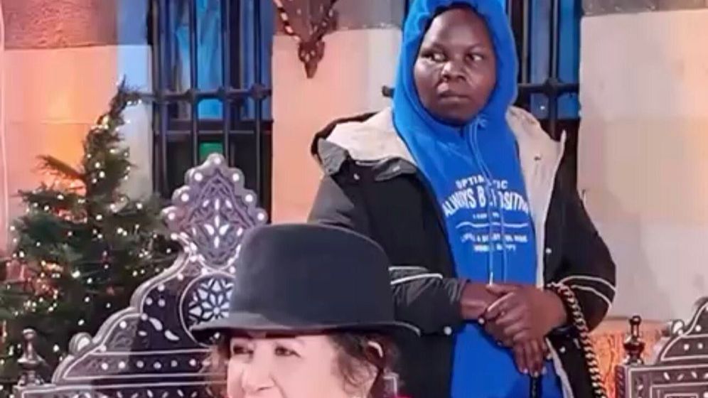 الفنانة هدى شعراوي وخادمتها