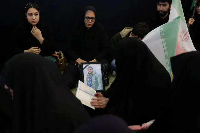 حضر حشدٌ من الناس مراسم تأبين مؤيدة للحكومة بمناسبة مرور أربعين يوماً على وفاة ضحايا الاحتجاجات الإيرانية السابقة المناهضة للحكومة، في طهران، إيران، في 17 فبراير/شباط 2026.