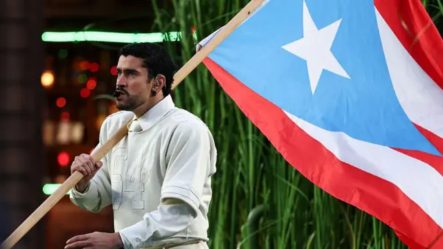 باد باني مع نسخة قديمة لعلم بورتوريكو في السوبر بول