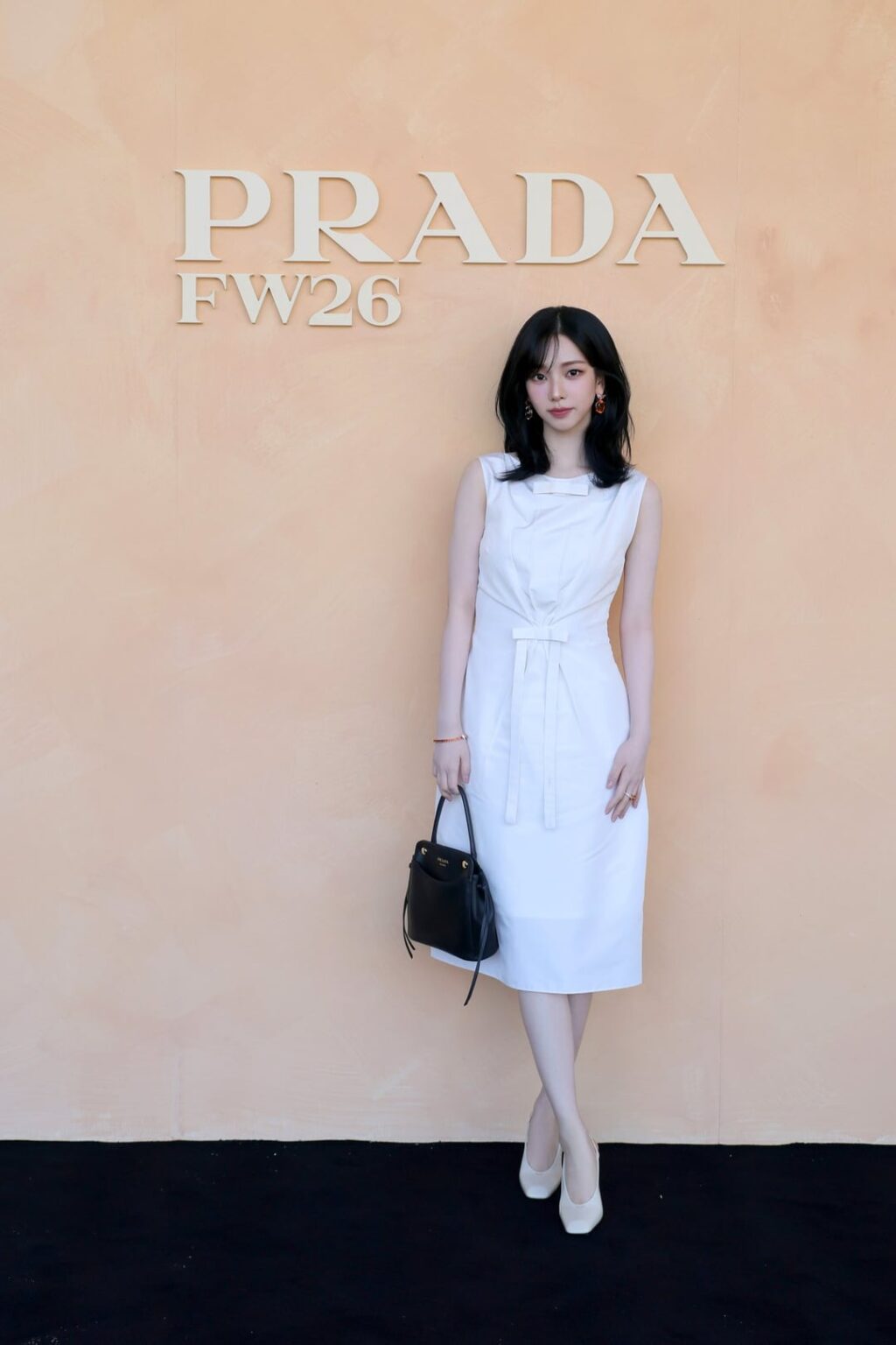 260228 تحديث تويتر aespa مع كارينا @ عرض برادا لخريف وشتاء 2016 للملابس النسائية، أسبوع الموضة في ميلانو